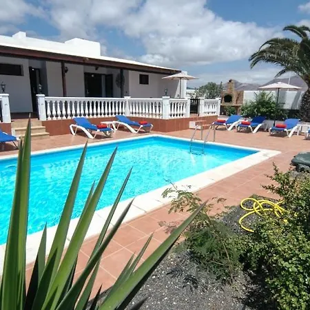 Villa In Playa Blanca Sleeps 10 Includes Swimming Pool Air Con And Wifi Playa Blanca (Lanzarote)