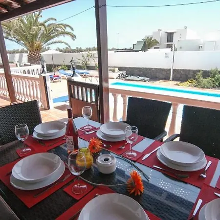 In Playa Blanca Sleeps 10 Includes Swimming Pool Air Con And Wifi Villa *